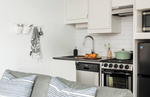 Virginia Highland Apartment | ~The Amelia~ Rooftop Skyline Cozy Walkable