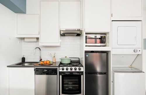 Virginia Highland Apartment | ~The Amelia~ Rooftop Skyline Cozy Walkable