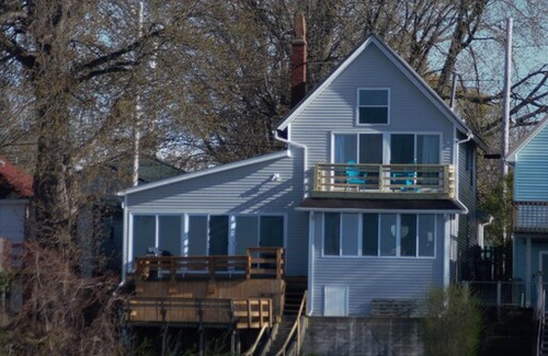 Olcott House | The Anchor Inn: Lake-front, private beach, close to Niagara Falls and Wine Trail