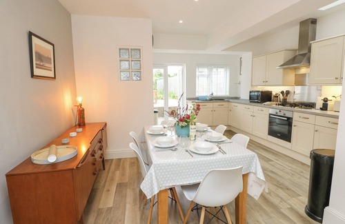 Bembridge Cottage | THE ANCHORAGE, pet friendly, with a garden in Bembridge