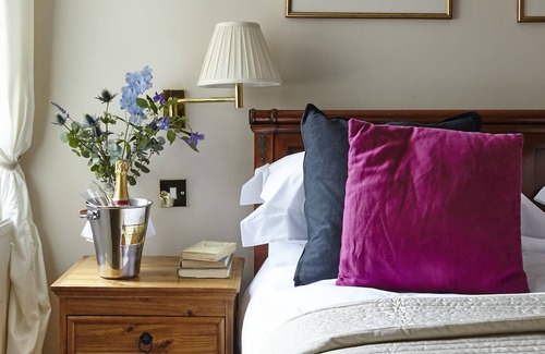 Midhurst Hotel | The Angel Inn
