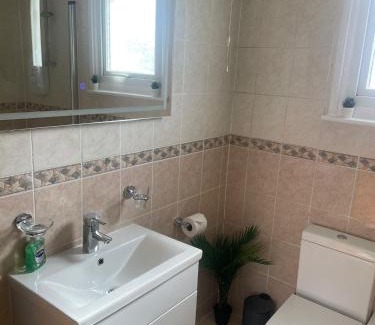 Shirley Apartment | The Anglesea - 8 Bedroom with Parking