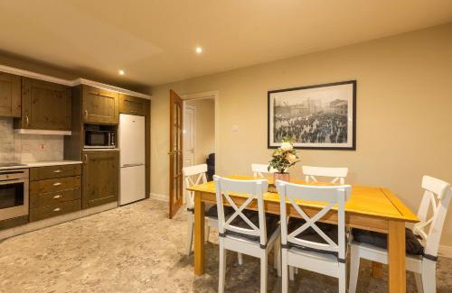 Ormeau House | The Annadale - Luxury 3 bd House - Gold Short Term Stays