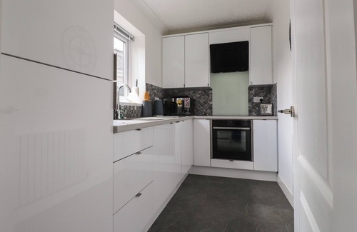 Llanrug Cottage | THE ANNEXE AT LLWYFOR, romantic, with a garden in Llanrug
