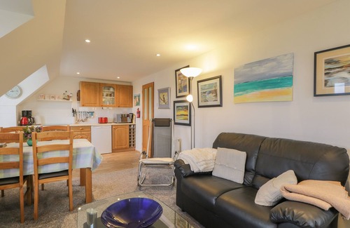 Balloch Cottage | THE APARTMENT, family friendly, with a garden in Croy