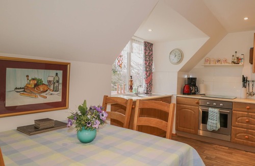 Balloch Cottage | THE APARTMENT, family friendly, with a garden in Croy