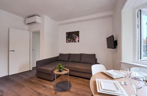 Stratum Apartment | The Art Gallery - Jacqueline's Place - By T&S
