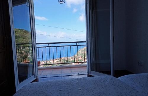 Arco da Calheta House | THE ARTIST GUEST HOUSE Room Only with Shared Breakfast Area