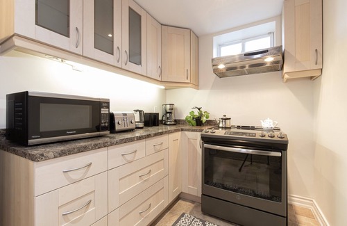 Richmond Hill House | The Artist House in Downtown Richmond Hill [2bdrm|1 bath]