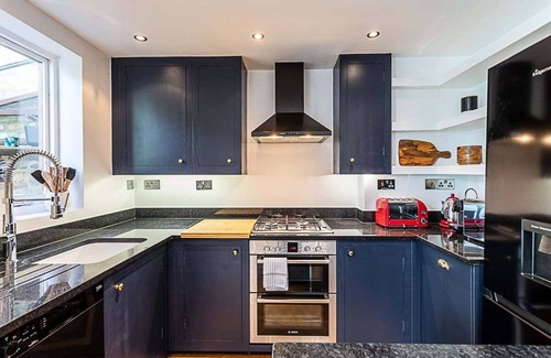 Camden Town Apartment | The Artist's House, Alma Street