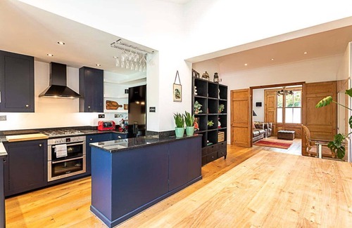 Camden Town Apartment | The Artist's House, Alma Street