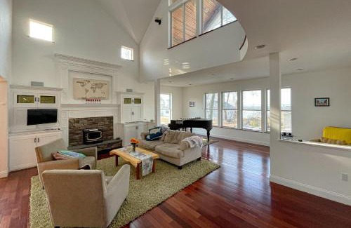 Malletts Bay House | The Artist's Lakeside Hideaway