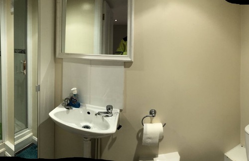 Woking House | The Artist’s Hideaway. Pet friendly