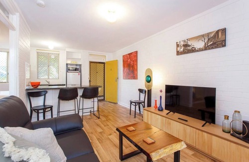 Fremantle Apartment | The Arundel is located within a minutes walk to the Cappuccino strip , fremantle Markets and the many cafes, bars and restaurants right on your doorstep: