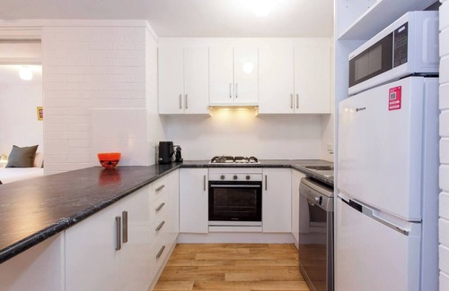 Fremantle Apartment | The Arundel is located within a minutes walk to the Cappuccino strip , fremantle Markets and the many cafes, bars and restaurants right on your doorstep:
