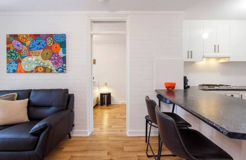 Fremantle Apartment | The Arundel is located within a minutes walk to the Cappuccino strip , fremantle Markets and the many cafes, bars and restaurants right on your doorstep: