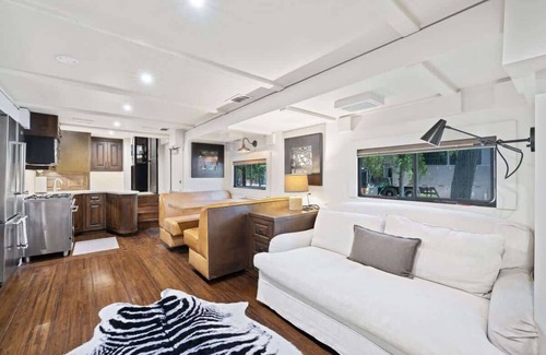 Austin Villa | The Aspen Unit near COTA: Hot Tub, BBQ & Events!
