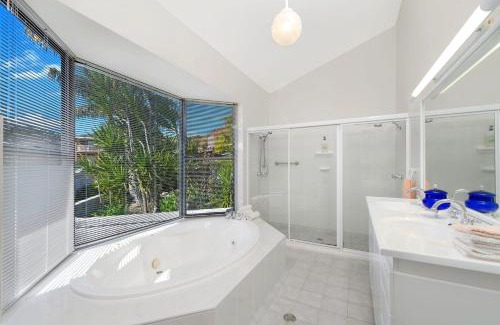 Port Macquarie House | The Atrium 11 Kentia Close