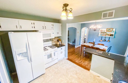 Springfield House | The Aviary Cottage: Bunkbed, Near Playground, Swing, Full Fence, Central to all