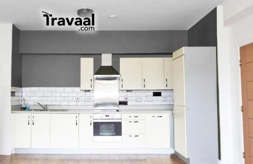 Rushmoor District Apartment | The Aviator Apartment - Farnborough - Allocated Parking, WI-FI & Self Check-in