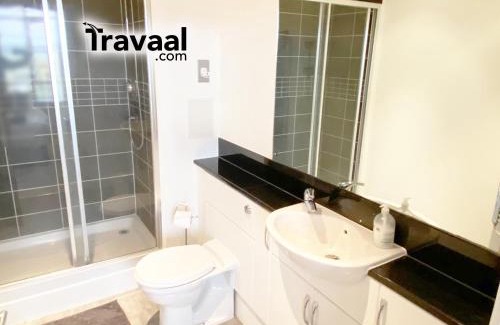 Rushmoor District Apartment | The Aviator Apartment - Farnborough - Allocated Parking, WI-FI & Self Check-in