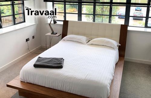 Rushmoor District Apartment | The Aviator Apartment - Farnborough - Allocated Parking, WI-FI & Self Check-in