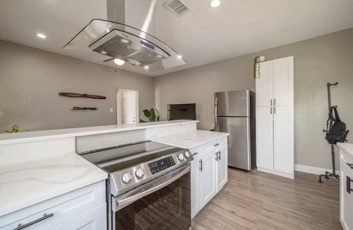 Tampa Apartment | "The Aviator Flat" - 3BR Apt|Fire Pit|Grill