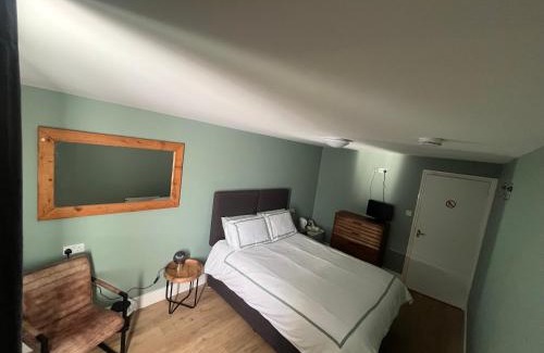 Heath and Reach Hotel | The Axe and Compass