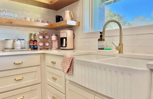 Granbury House | THE BABE CAVE: Beauty Bar, Mini Golf, & IG Worthy