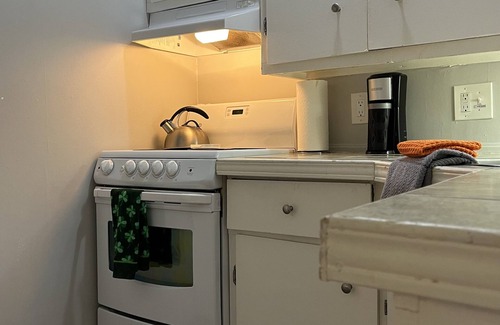 South London Apartment | The Bachelor Pad-In the Heart of Wortley Village!
