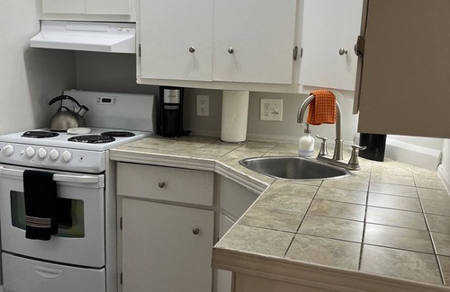 South London Apartment | The Bachelor Pad-In the Heart of Wortley Village!