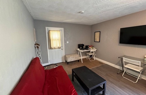 Windsor Apartment | The Bachelor Suite at Stanley/Kitchenette&Backyard