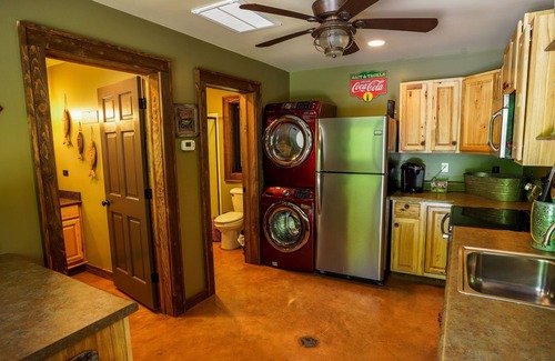 Goldbond Cabin | The Baitshop at Four Fillies Lodge