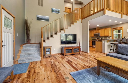 Glacier Ski Chalet | The Baker Chalet - 3 Spacious Levels, AC, EV, Hot Tub, Pool Table, Mountain View