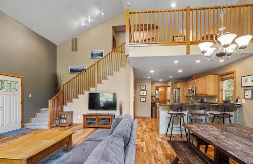 Glacier Ski Chalet | The Baker Chalet - 3 Spacious Levels, AC, EV, Hot Tub, Pool Table, Mountain View