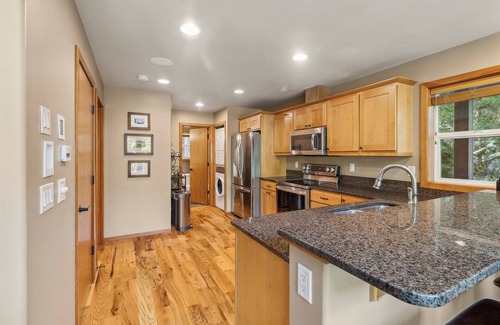 Glacier Ski Chalet | The Baker Chalet - 3 Spacious Levels, AC, EV, Hot Tub, Pool Table, Mountain View
