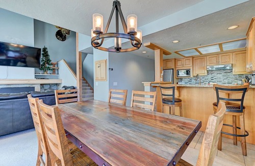 Salt Lake Mountain Resorts House | The Baldy Traverse Retreat ski-in/out to Snowbird complimentary shuttle to Alta