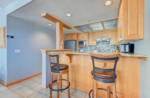 Salt Lake Mountain Resorts House | The Baldy Traverse Retreat ski-in/out to Snowbird complimentary shuttle to Alta