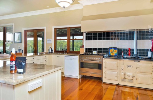 Lovedale House | The Ballabourneen Estate - Grand Hunter Valley estate - 6 bedrooms, infinity pool and open fireplace