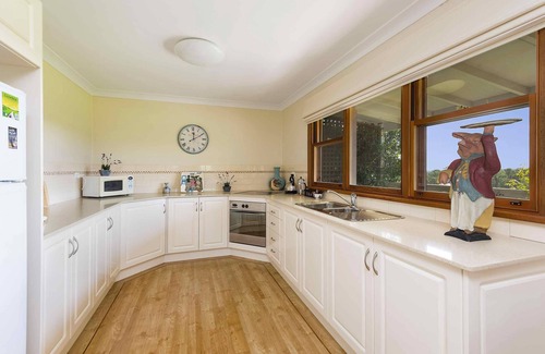 Lovedale House | The Ballabourneen Estate - Grand Hunter Valley estate - 6 bedrooms, infinity pool and open fireplace