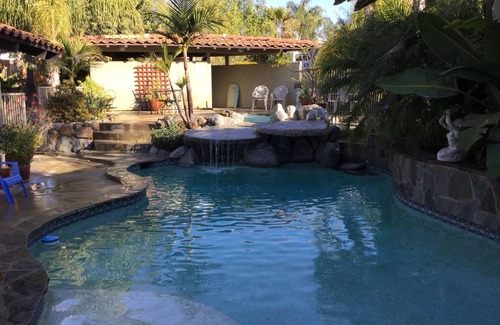 Vista House | The Bamboo Lake House-3 bedroom 2 bath on private lake w/pool and tennis court