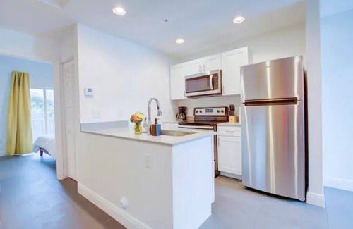 Wynwood Art District Apartment | The Banana's CuteStyle Apt - 1BR/2BA in Wynwood!
