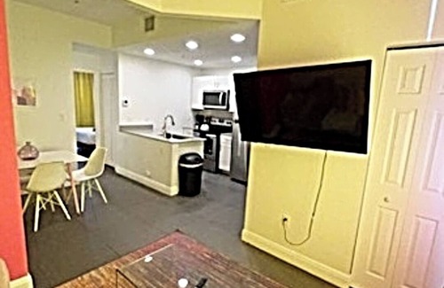 Wynwood Art District Apartment | The Banana's CuteStyle Apt - 1BR/2BA in Wynwood!