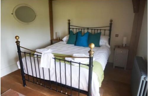 Alton Barnes Hotel | The Barge Inn, Honeystreet