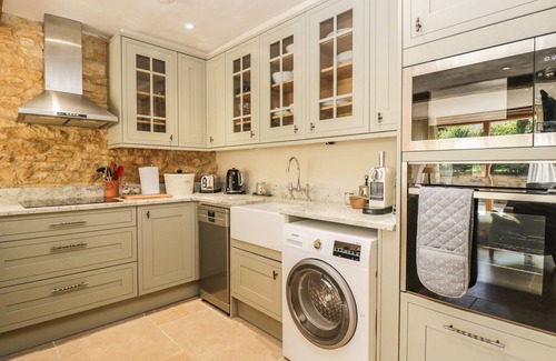 Nettleton Cottage | THE BARN, romantic, character holiday cottage in Colerne