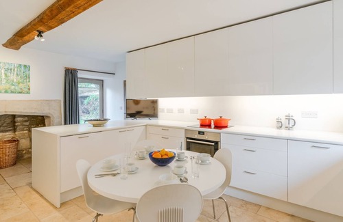 Aldsworth House | The Barracks - sleeps 6 guests in 3 bedrooms