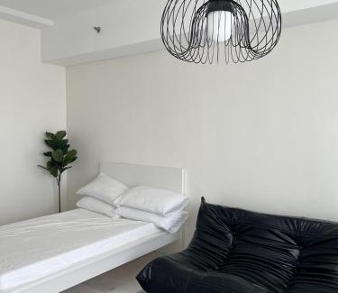 Bagumbayan Apartment | The Bauhouse Studio with Balcony near Eastwood
