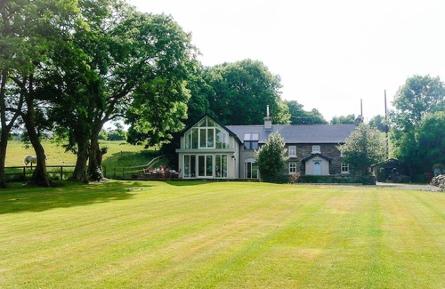 Clonakilty House | The Bay House. Fabulous water views - spacious and stylish Clonakilty cottage