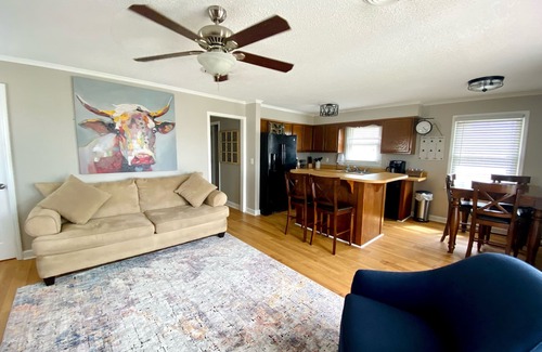 Surf City House | The Beach Barn - Dog-Friendly, Sleeps 10, Free Linen, Shibumi & RV Parking