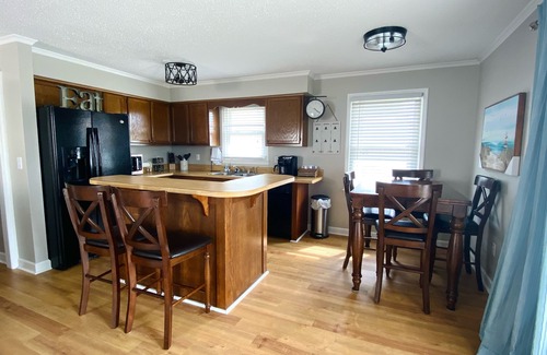 Surf City House | The Beach Barn - Dog-Friendly, Sleeps 10, Free Linen, Shibumi & RV Parking